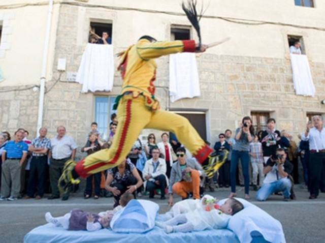 Ρισκάρουν τη ζωή των μωρών τους για χάρη της παράδοσης