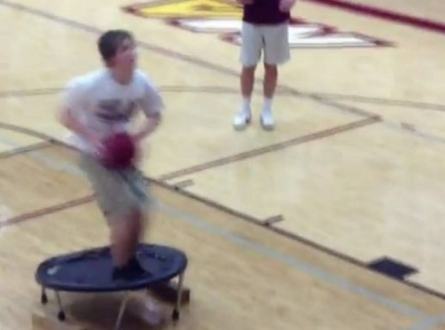 Βίντεο: Ήθελε να καρφώσει με τραμπολίνο αλλά την πάτησε