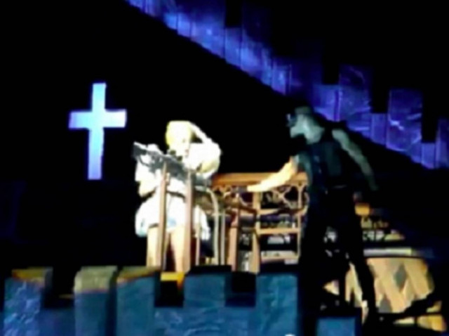 Τραυματίστηκε πάνω στη σκηνή η Lady Gaga