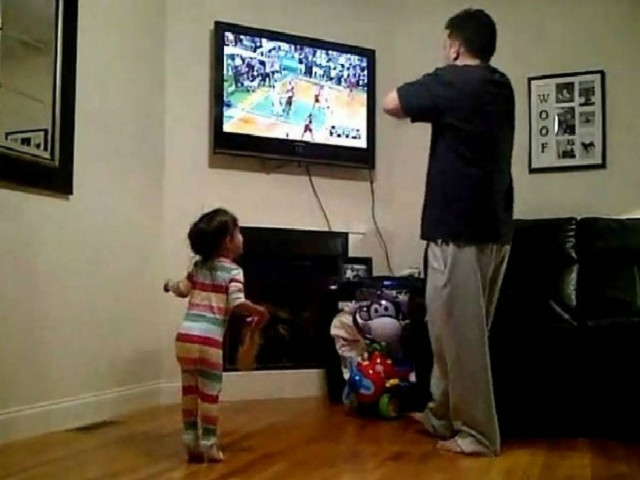 Γιατί δεν πρέπει να βλέπεις ματς με την μικρή σου κόρη! (vid)