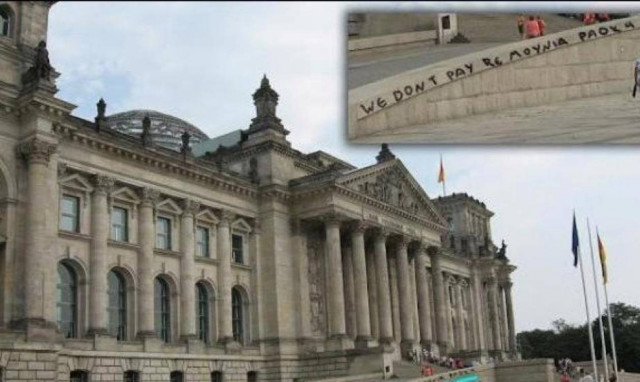 Το σύνθημα...έξω από την Γερμανική Βουλή που κάνει τον γύρο του διαδικτύου