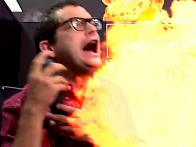 Επικό βίντεο: Πήρε φωτιά από το… firewall του υπολογιστή του!