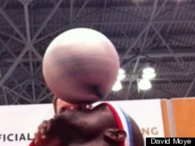 Απίστευτα κόλπα: Στριφογυρίζει τη μπάλα στη μύτη του (vid)