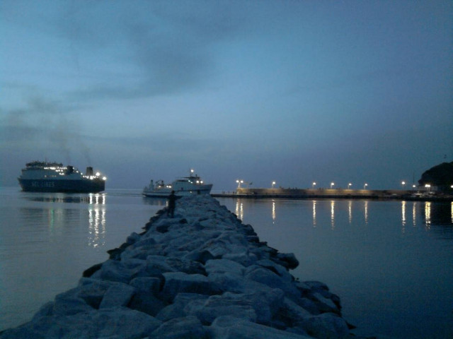 Bloomberg: Οι  εφοπλιστές θα φύγουν αν «φύγει» το μνημόνιο