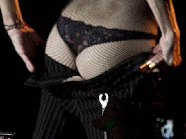 Βίντεο: Μετά το στήθος, η Μαντόνα έδειξε και τα οπίσθιά της!