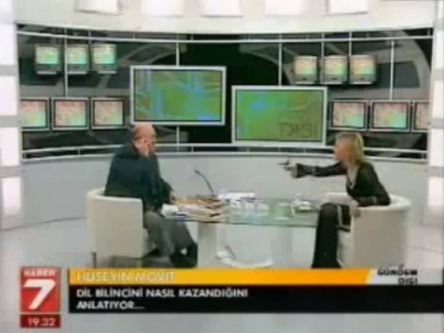 Fail: Απάντησε στο κινητό του την ώρα της εκπομπής (vid)