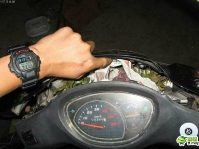 Δείτε τι βρήκε μέσα στην αχρησιμοποίητη μοτοσυκλέτα του! (pics)