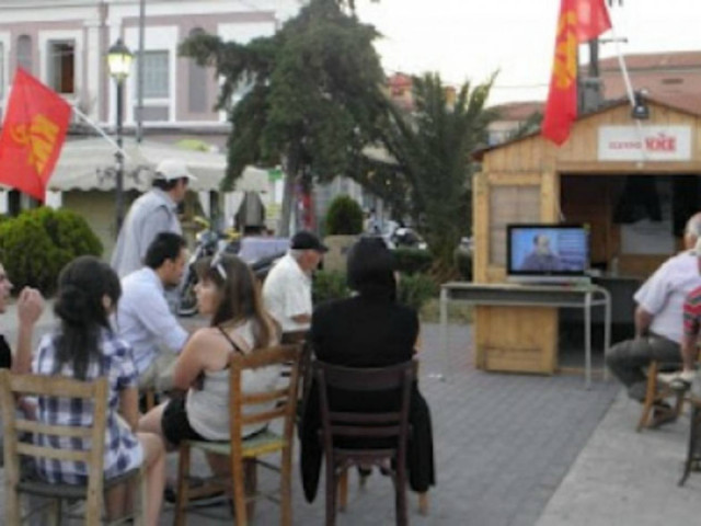 «Θα πεθάνετε κομμούνια»: Επίθεση με τραυματία σε περίπτερο του ΚΚΕ