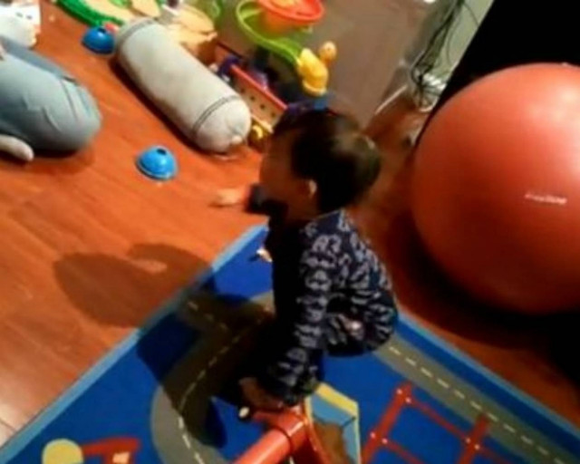 Βίντεο: Μπόμπιρας βλέπει για πρώτη φορά την σκιά του!