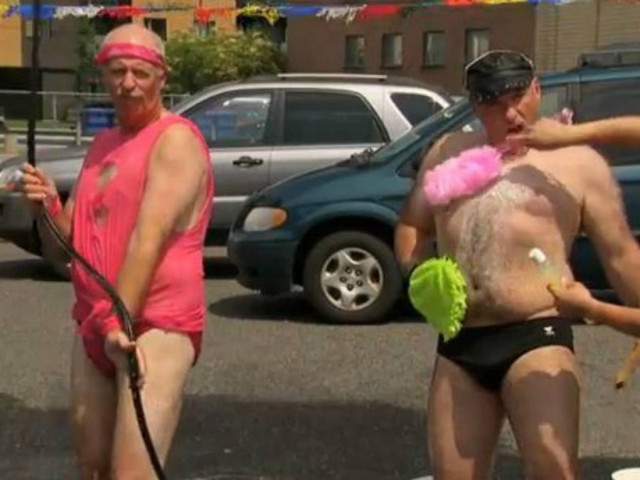 Φάρσα: Το πλύσιμο του αυτοκινήτου δεν ήταν τόσο... sexy τελικά! (vid)