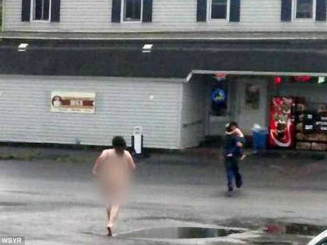 ΣΟΚ: Κυνηγούσε τον 3χρονο γιο της γυμνή στο δρόμο για να τον φάει