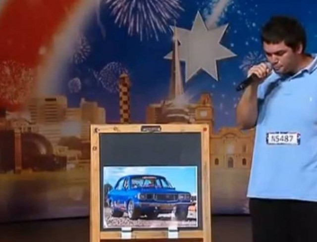 Μιμείται ήχους αυτοκινήτων