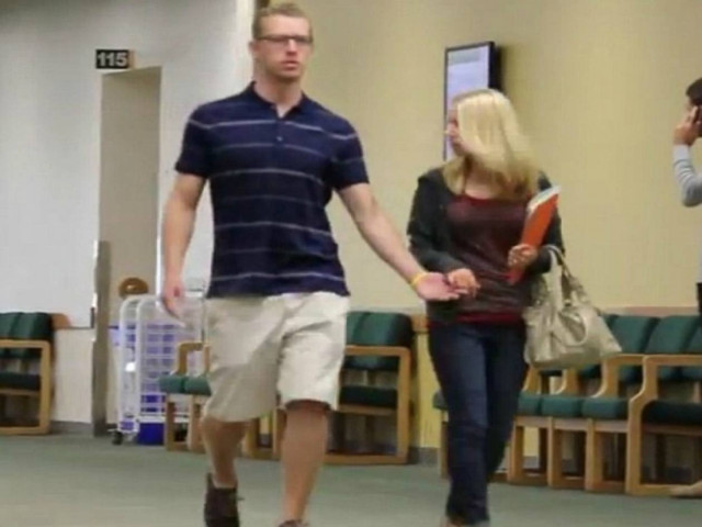 Μα, γιατί δεν μου κρατάς το χέρι; Η φάρσα που κατακτά το YouTube (vid)