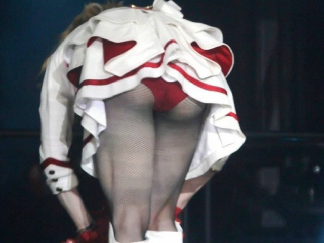 Madonna: Μας έδειξε ΚΑΙ το κόκκινο εσώρουχο της! (pics)
