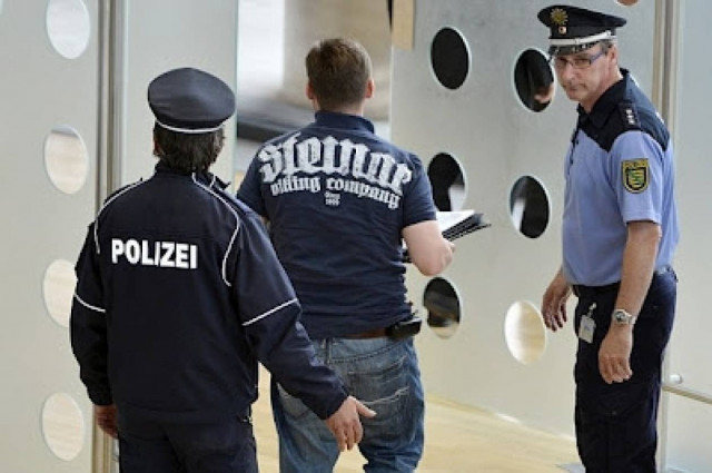 Πέταξαν έξω από το Κοινοβούλιο όσους βουλευτές φορούσαν ρούχα νεοναζί