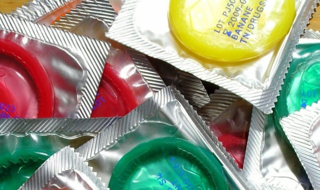 Γέμισαν το Αγρίνιο με μαϊμού προφυλακτικά