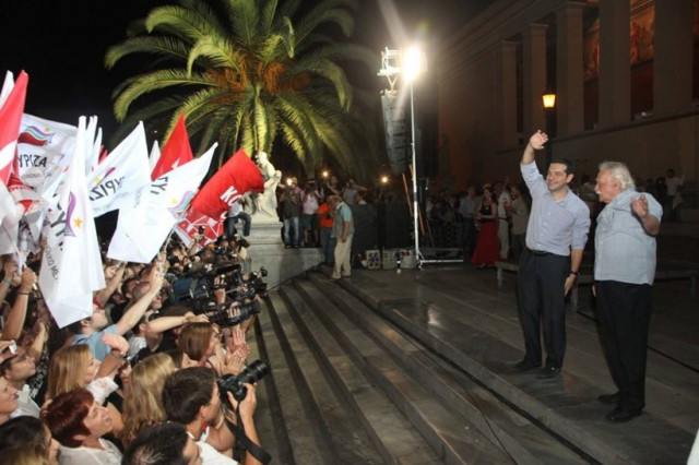 Αποθέωση για Α. Τσίπρα και Μ. Γλέζο στα Προπύλαια