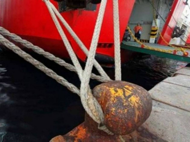 Δεμένα πλοία σε αρκετά λιμάνια