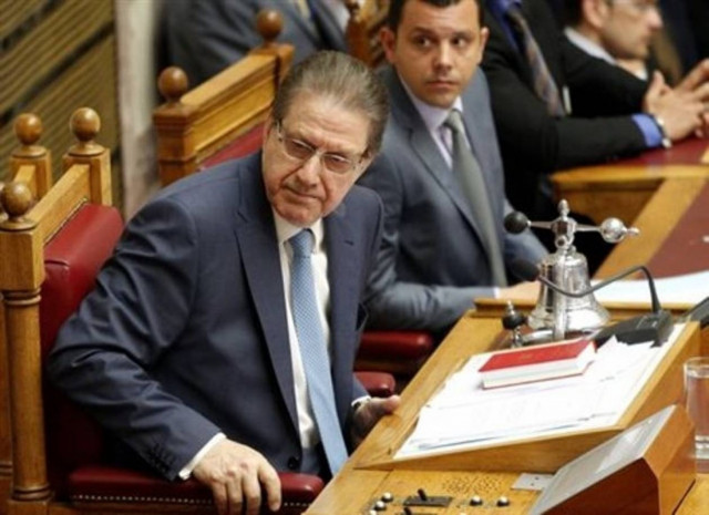 Ο Β. Πολύδωρας παραδίδει τα αποτελέσματα στον Κ. Παπούλια