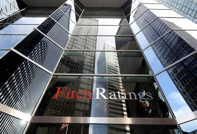 Fitch: Η Ελλάδα απομακρύνεται από το χείλος του γκρεμού