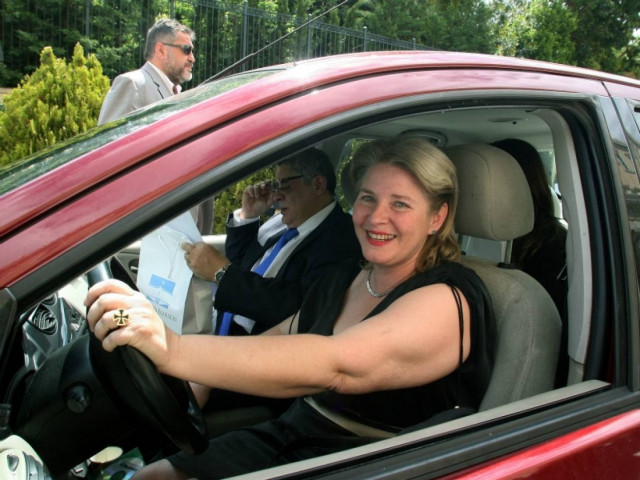 Σύζυγος Νίκου Μιχαλολιάκου: Με την Κανέλλη είμαστε ξαδέρφες! (vid)