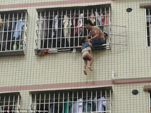 ΣΟΚ: Κρέμασε την 3χρονη κόρη του από τον 6ο όροφο (pics)