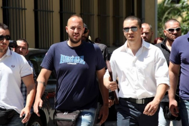 Ο Ηλίας Κασιδιάρης στη ΓΑΔΑ για να πάρει άδεια οπλοφορίας