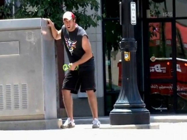 Επ, τι κάνεις εκεί; Ξεκαρδιστική φάρσα με βαράκι! (vid)