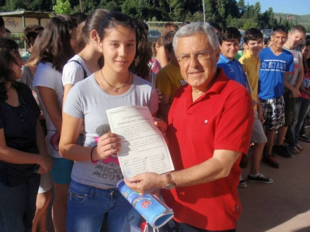 Ηλεία: Βράβευση μαθήτριας επειδή δεν έκανε ούτε μία απουσία!