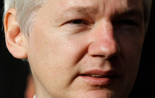 Ο Ασάνζ ζητά πολιτικό άσυλο και η Σκότλαντ Γιαρντ τη σύλληψή του