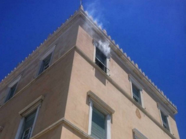 Καπνοί από τον τρίτο όροφο της Βουλής
