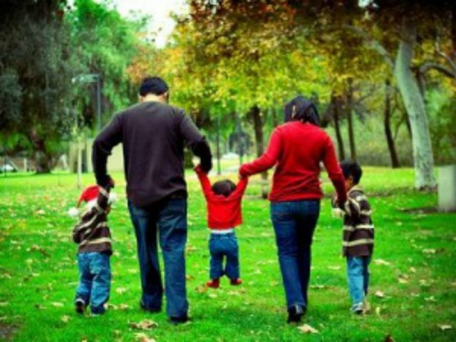 Παρέδωσαν στην εφορία τα παιδιά τους... ως τεκμήριο!