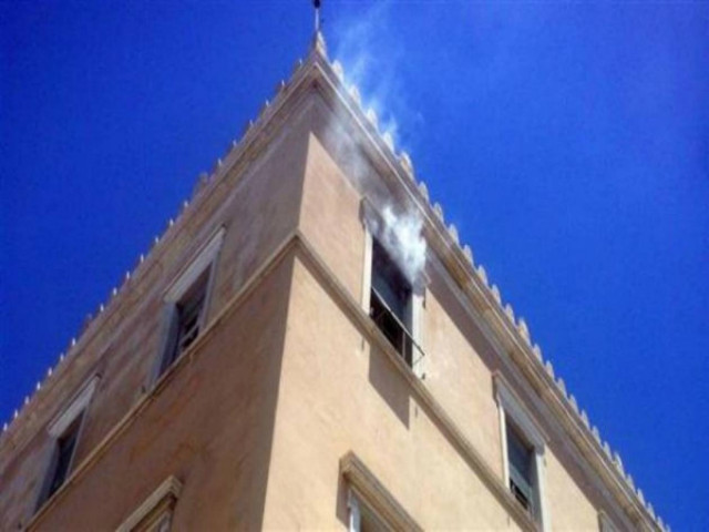 Έπιασε φωτιά στη Βουλή