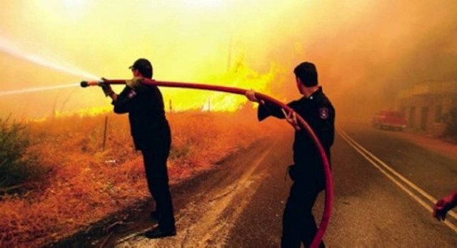 Τραυματίστηκαν πυροσβέστες στη Σαλαμίνα