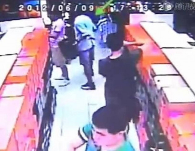 Βίντεο: Ο Κινέζος δεν αγοράζει παπούτσια