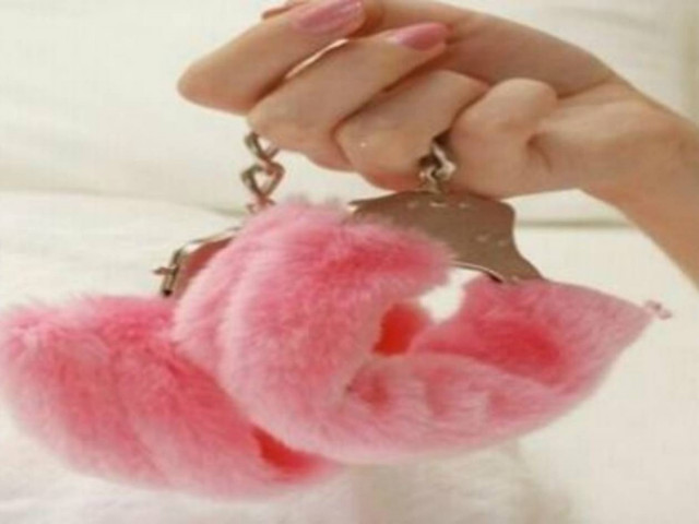 Την έδεσε ο εραστής της με χειροπέδες και έχασαν τα κλειδιά!