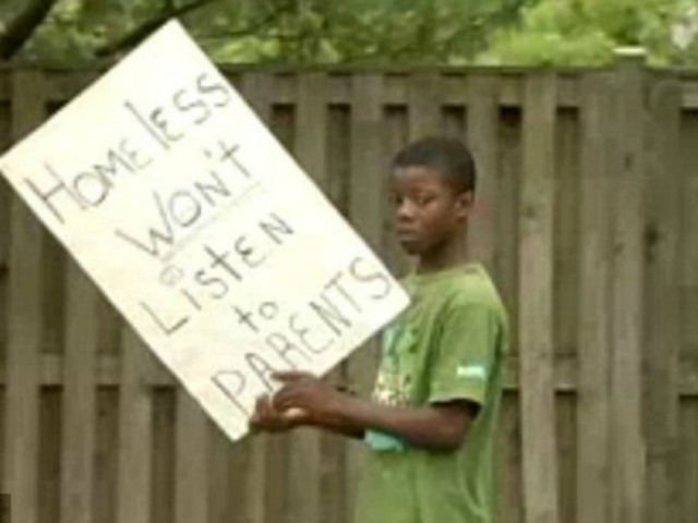 «Είμαι άστεγος»: Η ντροπιαστική τιμωρία ενός πατέρα στο γιο του