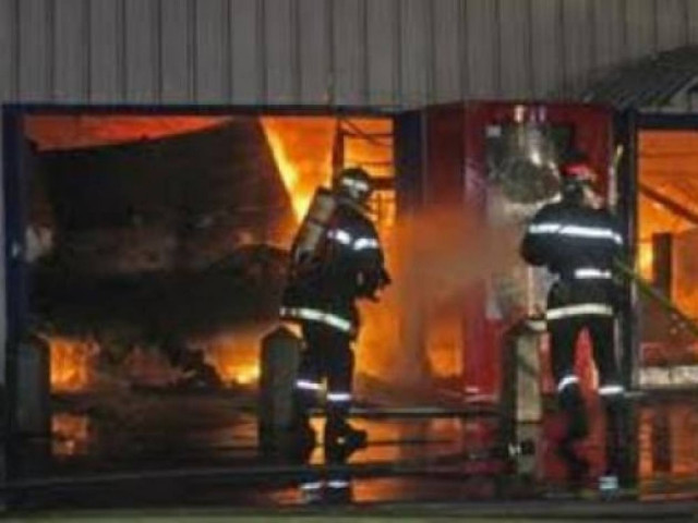 Πυρκαγιά σε αποθήκες στον Ασπρόπυργο