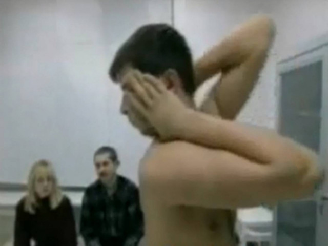 Απίστευτο βίντεο: Μπορεί να γυρίσει το κεφάλι του... 180 μοίρες