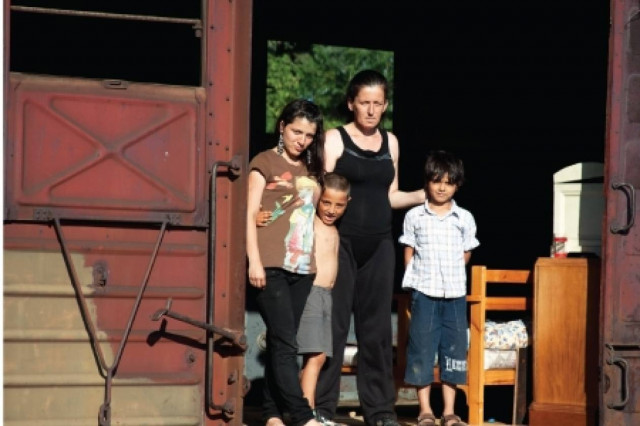 Zουν σε ένα παλιό βαγόνι στο σιδηροδρομικό σταθμό Κομοτηνής