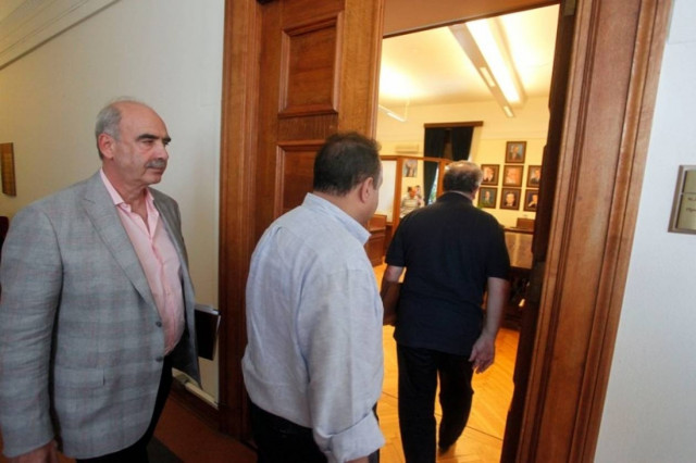 Σε εξέλιξη η σύσκεψη της τρικομματικής επιτροπής