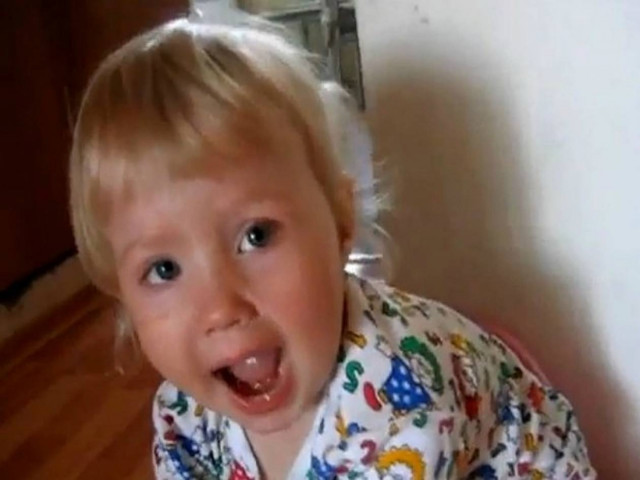 Η ξεκαρδιστική αντίδραση μιας γκρινιάρας πιτσιρίκας στην κάμερα (vid)