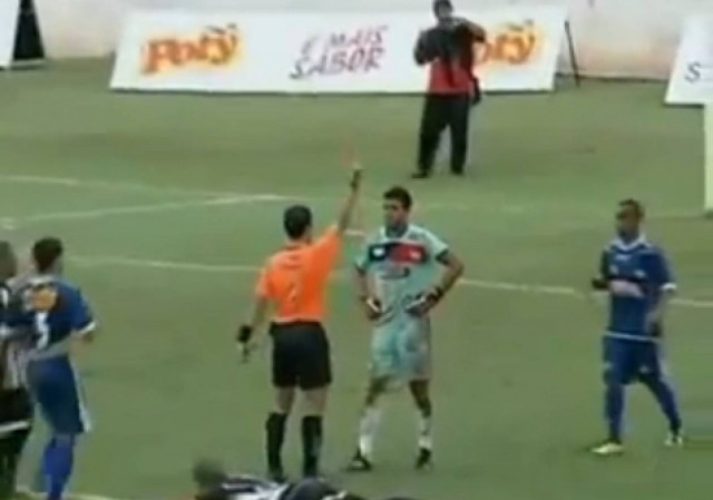 Δώδεκα κόκκινες κάρτες σε ποδοσφαιρικό αγώνα