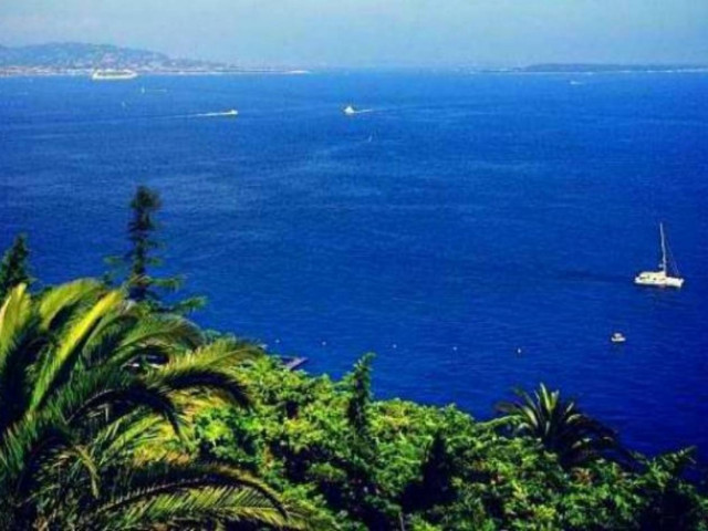 Ποιος Έλληνας παρουσιαστής βρίσκεται την Γαλλική Ριβιέρα;