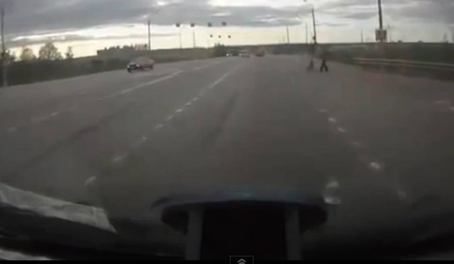 Βίντεο: Μητέρα με καροτσάκι παραλίγο να χτυπηθεί από αυτοκίνητο