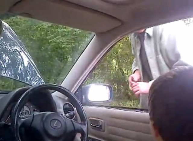 Βίντεο: Έκανε ηλεκτροσόκ στον πατέρα του