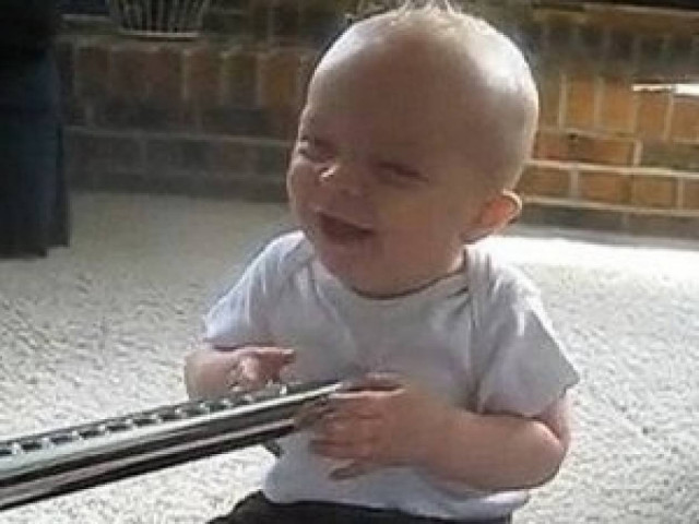 Μπέμπης ραπάρει για ένα μπουκαλάκι γάλα (vid)