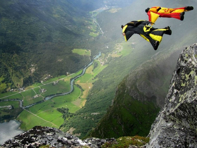 Εκπληκτικές φωτογραφίες με άλματα σύγχρονων μπάτμαν! (pics)