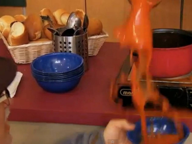 Εκπληκτική φάρσα: Πρόσεχε! Θα χύσεις τη σούπα (vid)