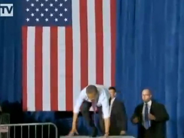 Βίντεο: «Έφαγε» τούμπα ο Ομπάμα!